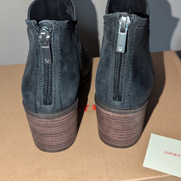 New in box, Lucky Brand black leather sandals, size 7 - Picture 2 of 6